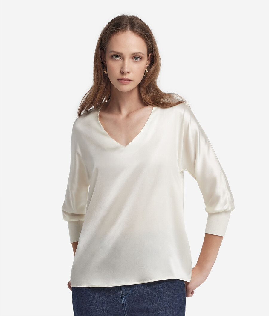 blusa de seda con cuello en v