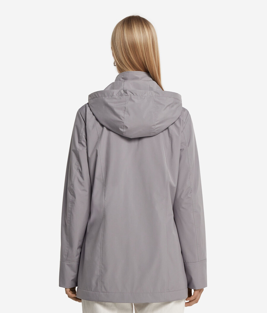 chaqueta técnica con capucha