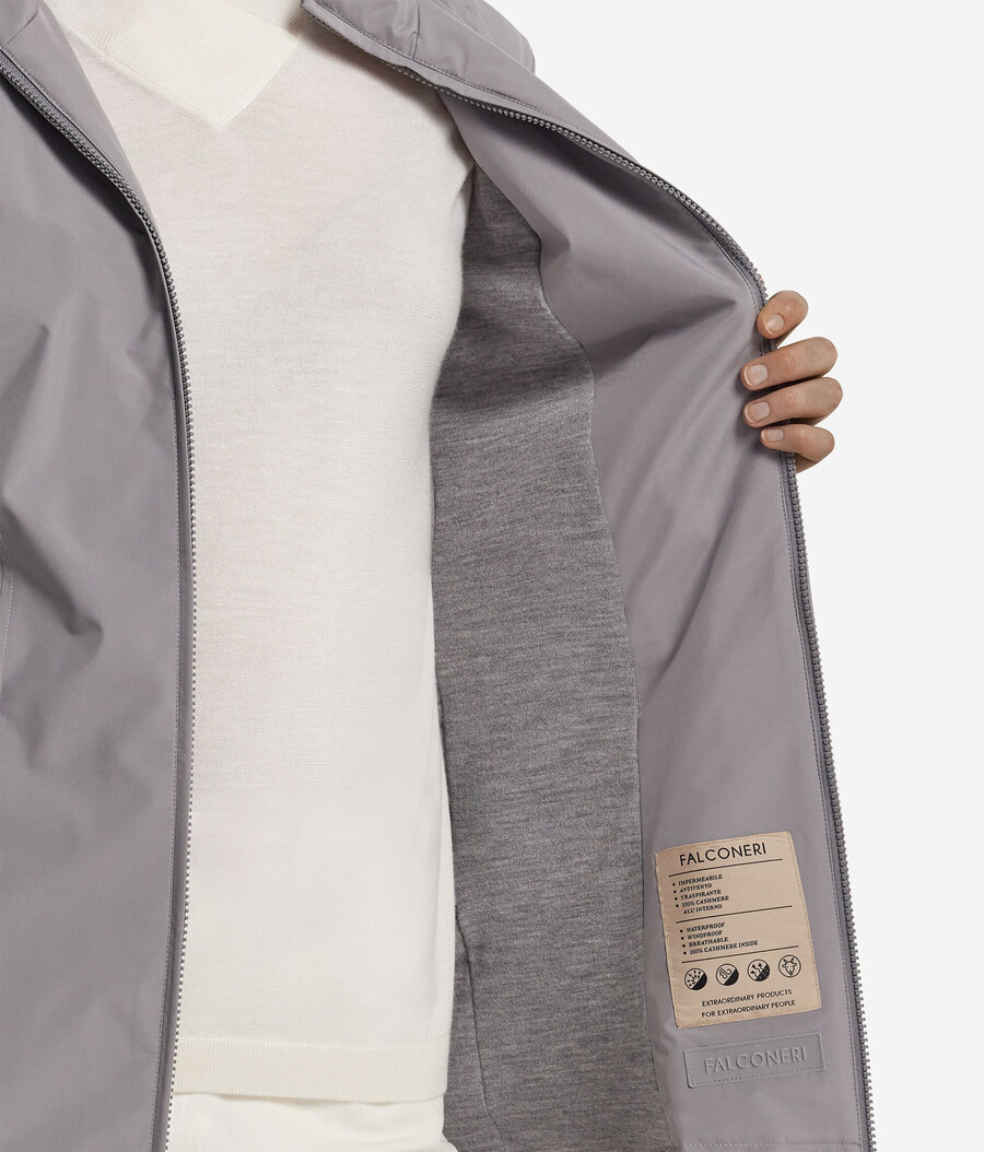 chaqueta técnica con capucha