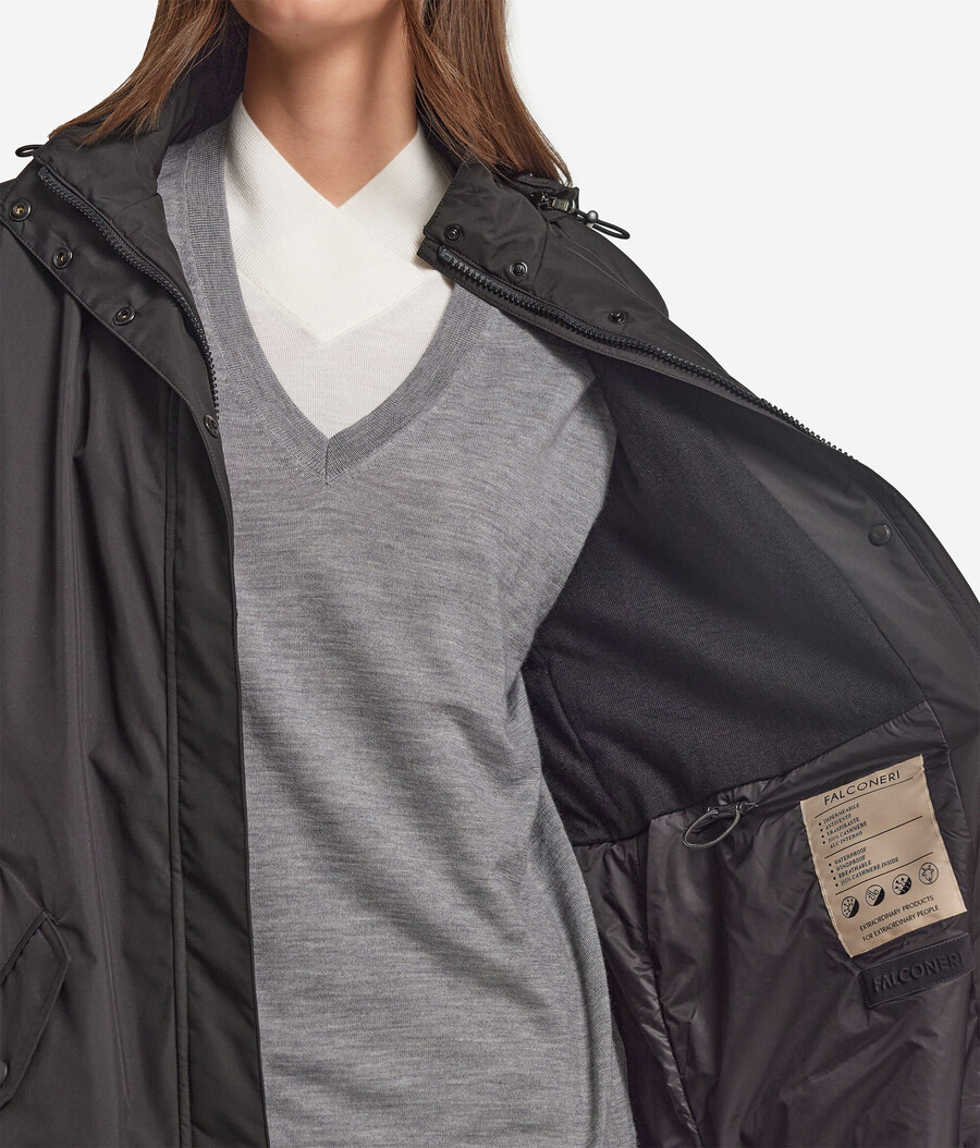 chaqueta técnica larga con cordón