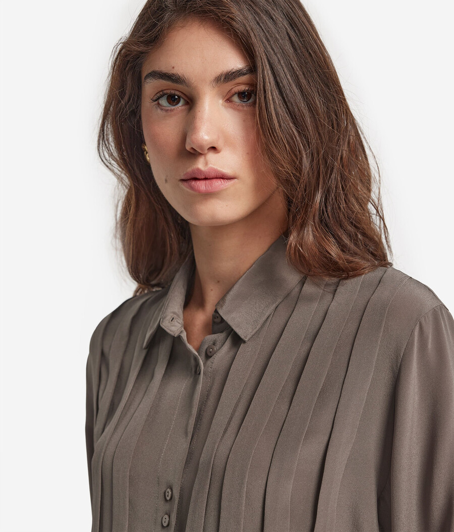 camisa plisada de seda