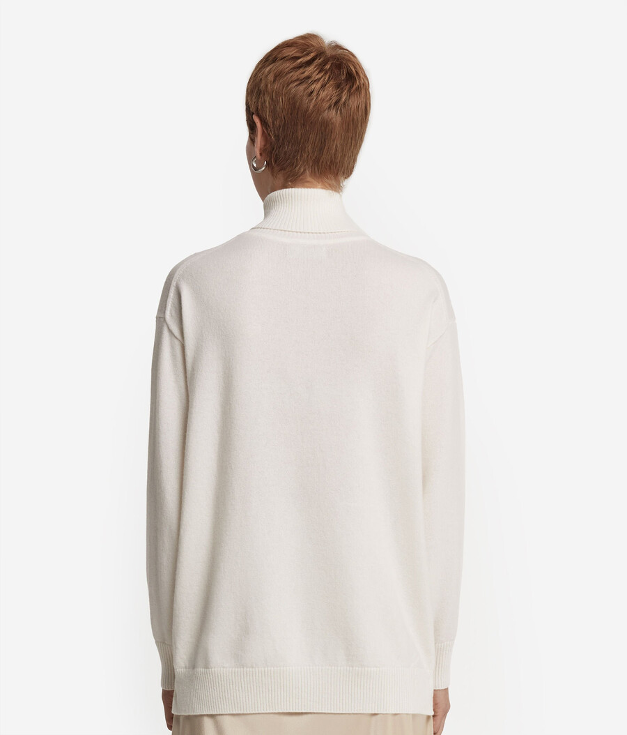 jersey de cuello alto de cachemira con pedrería