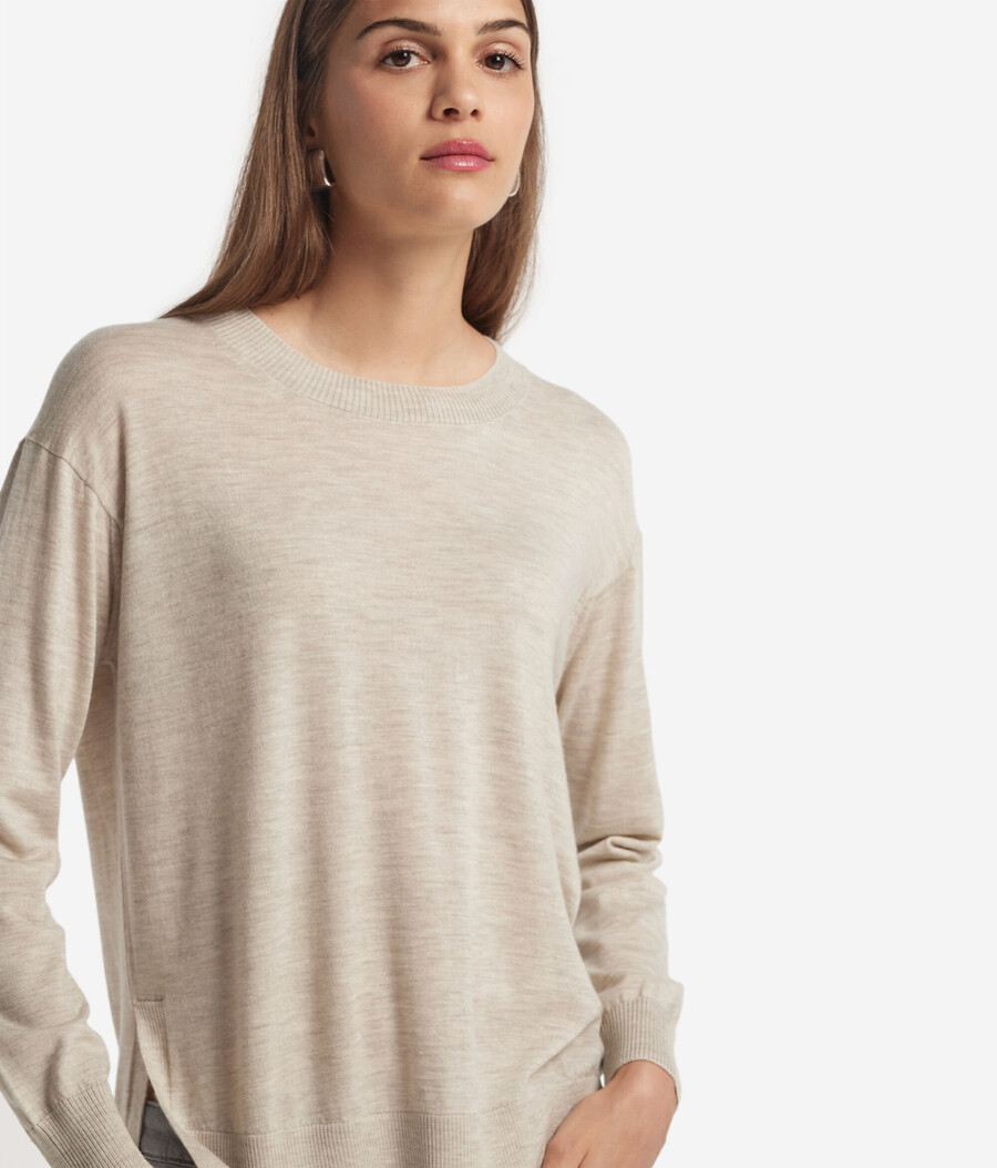 jersey de cachemira con cuello redondo y aberturas