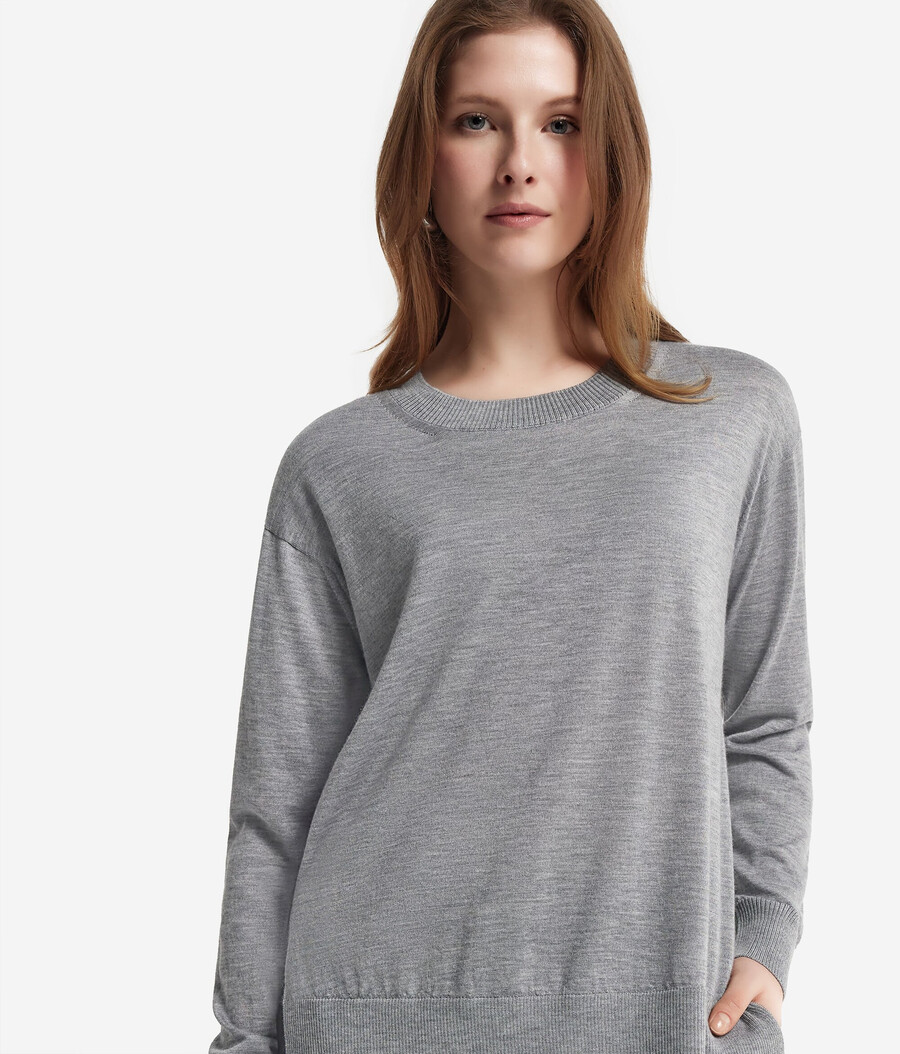jersey de cachemira con cuello redondo y aberturas