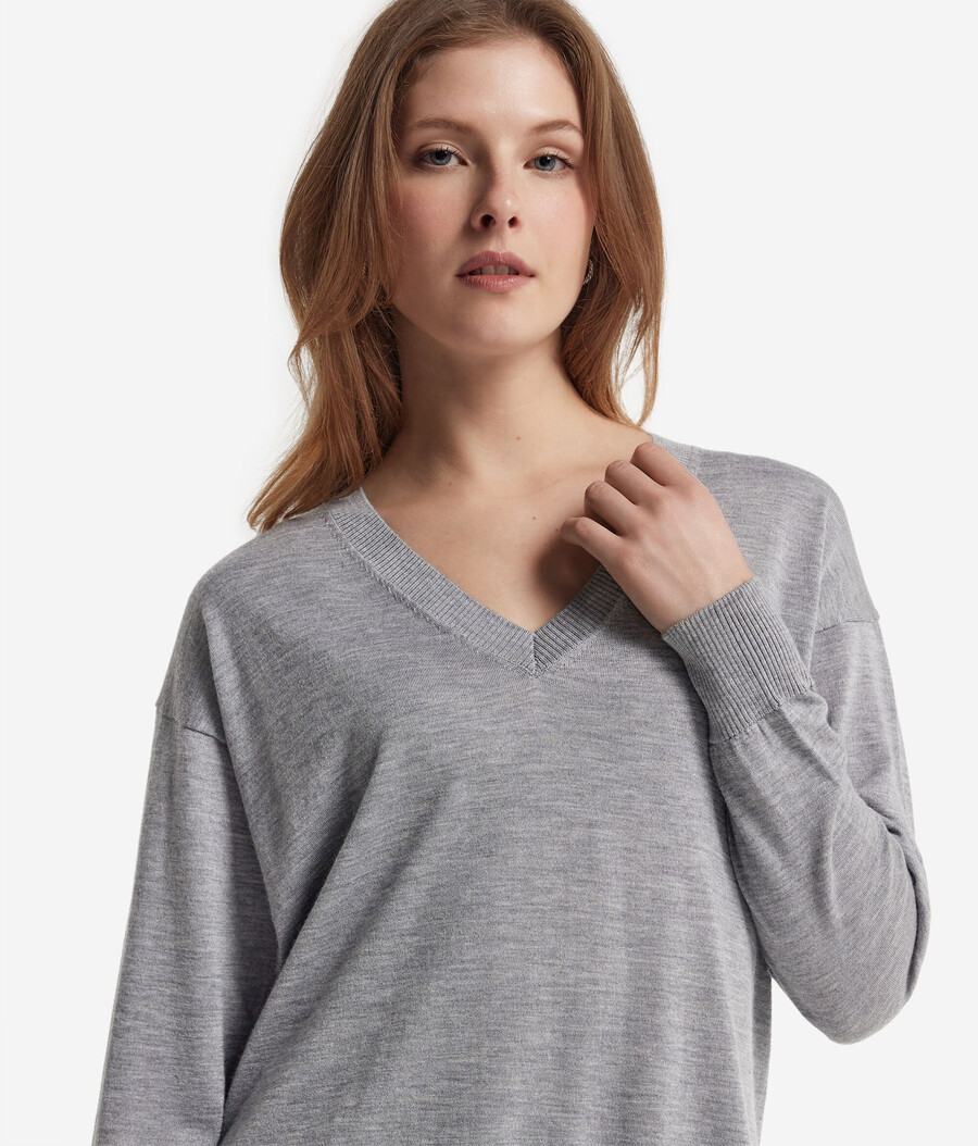jersey de cachemira con cuello en v y aberturas