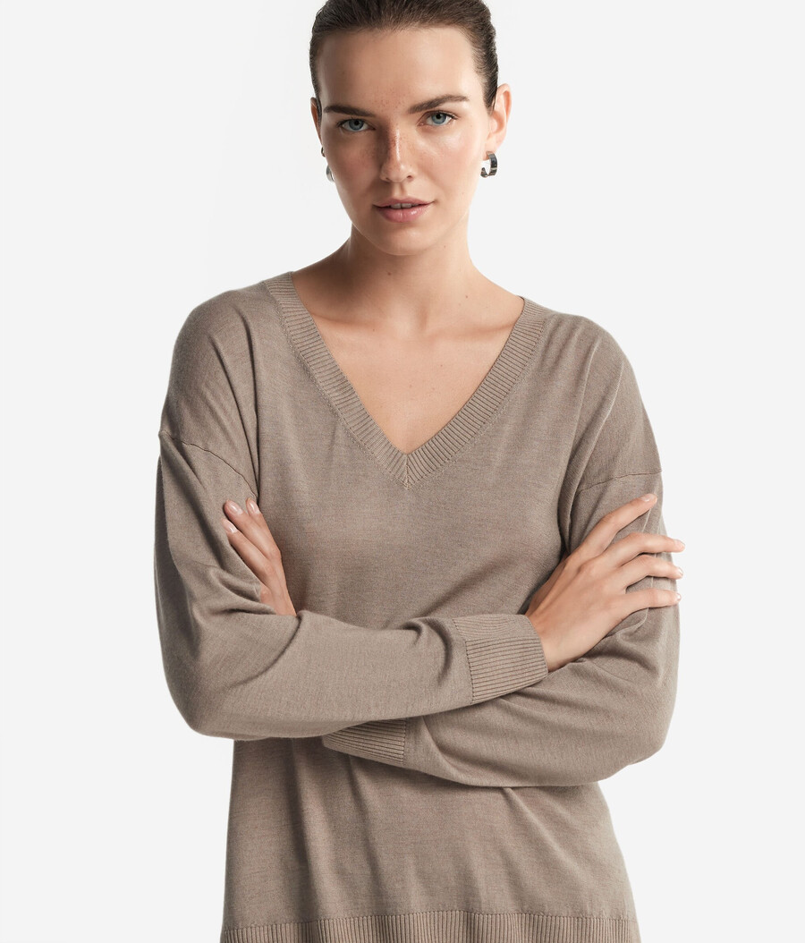jersey de cachemira con cuello en v y aberturas