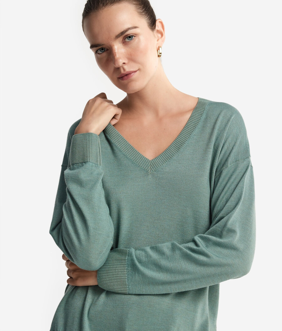 jersey de cachemira con cuello en v y aberturas