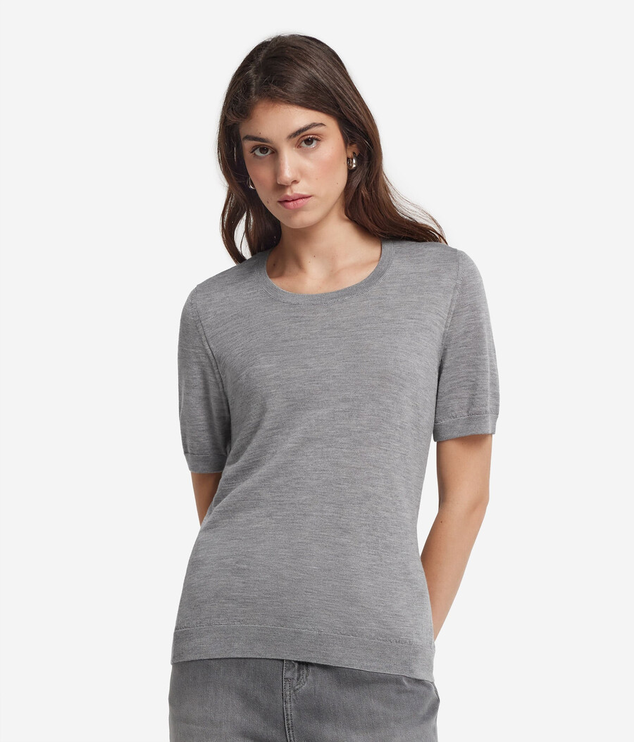 top de cachemira ultrafina con cuello redondo y manga corta