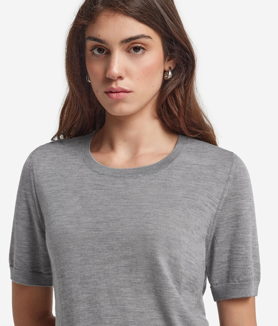 top de cachemira ultrafina con cuello redondo y manga corta