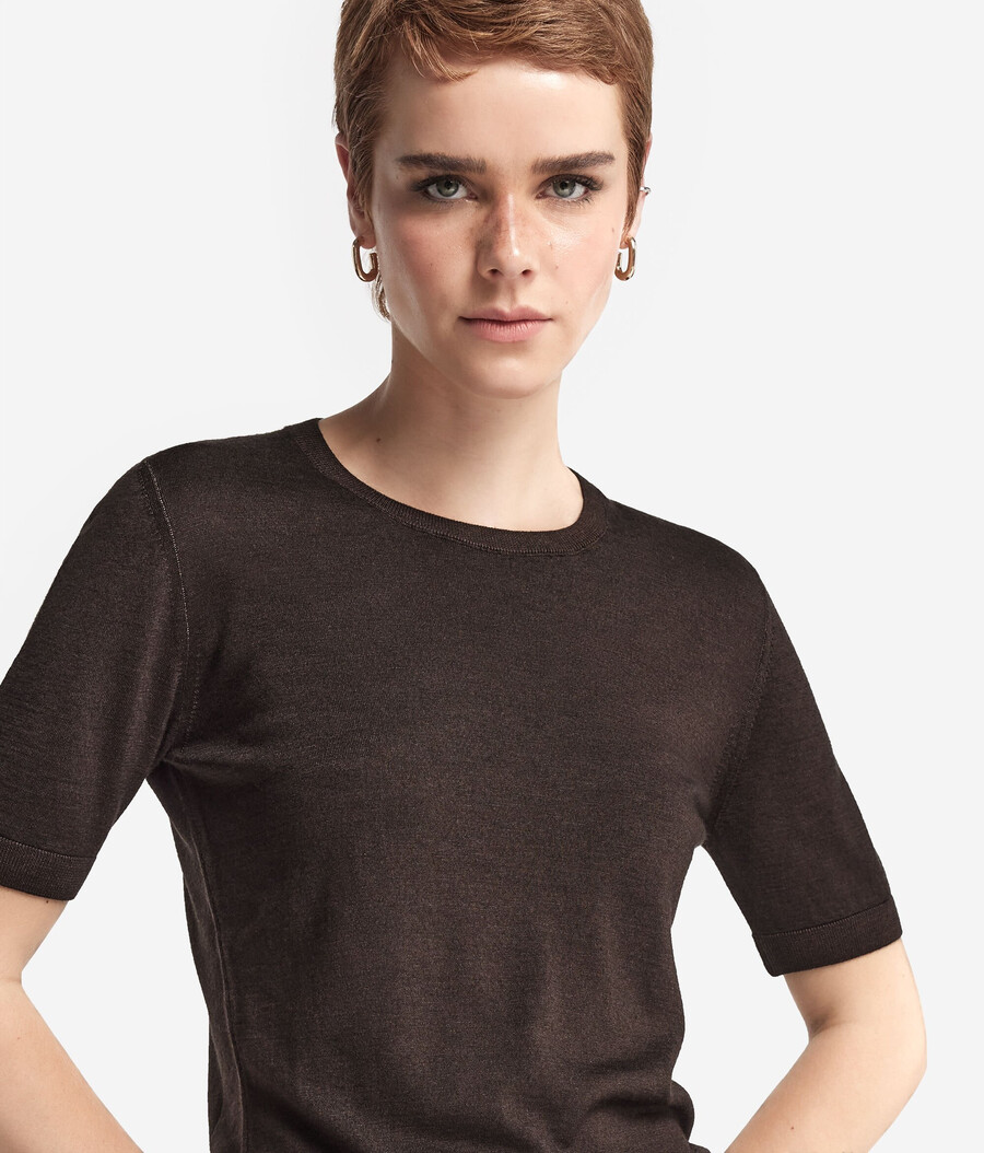 top de cachemira ultrafina con cuello redondo y manga corta