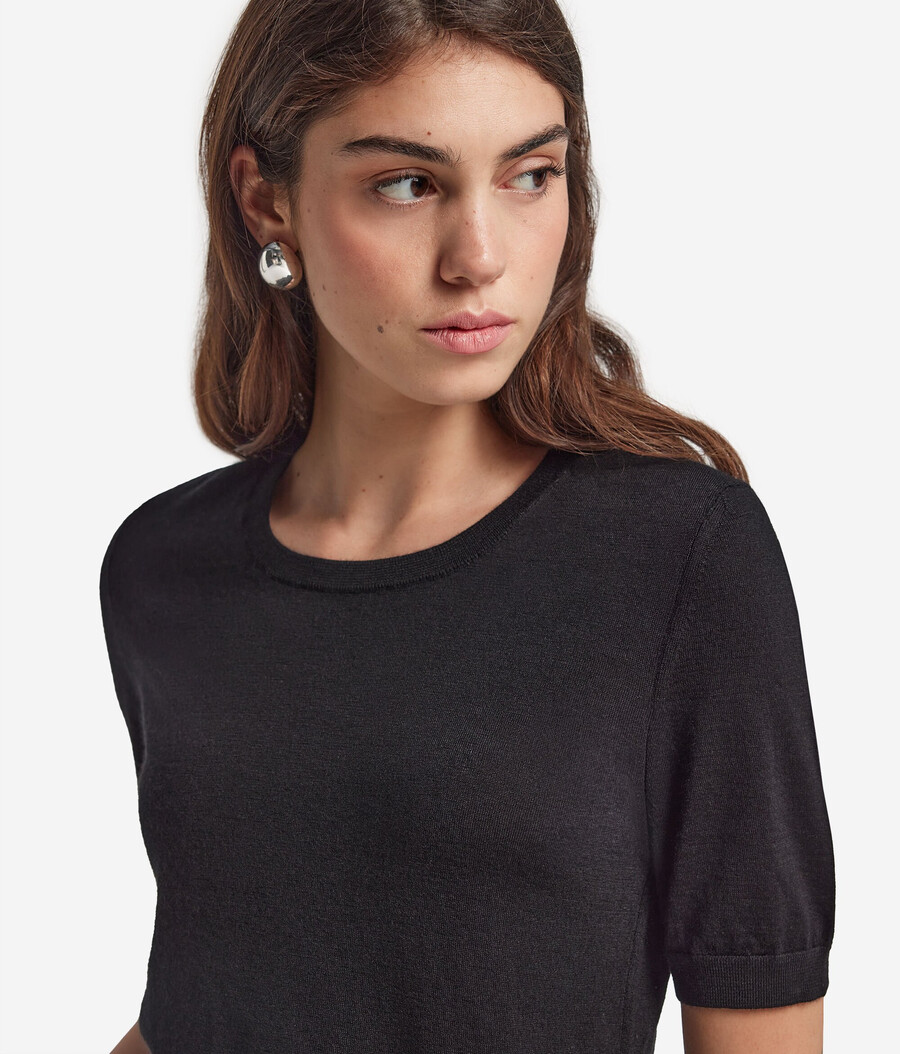 top de cachemira ultrafina con cuello redondo y manga corta