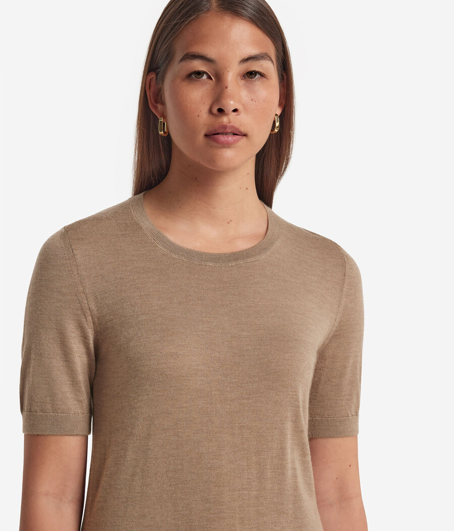 top de cachemira ultrafina con cuello redondo y manga corta