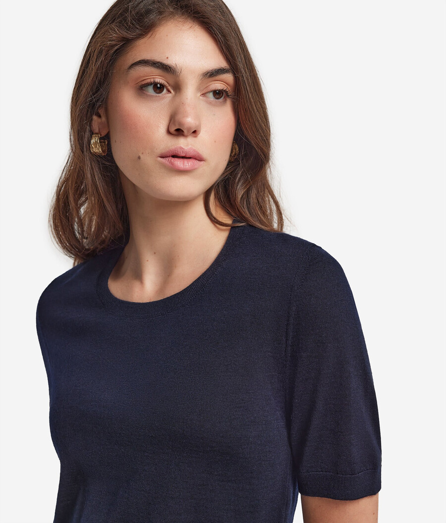 top de cachemira ultrafina con cuello redondo y manga corta