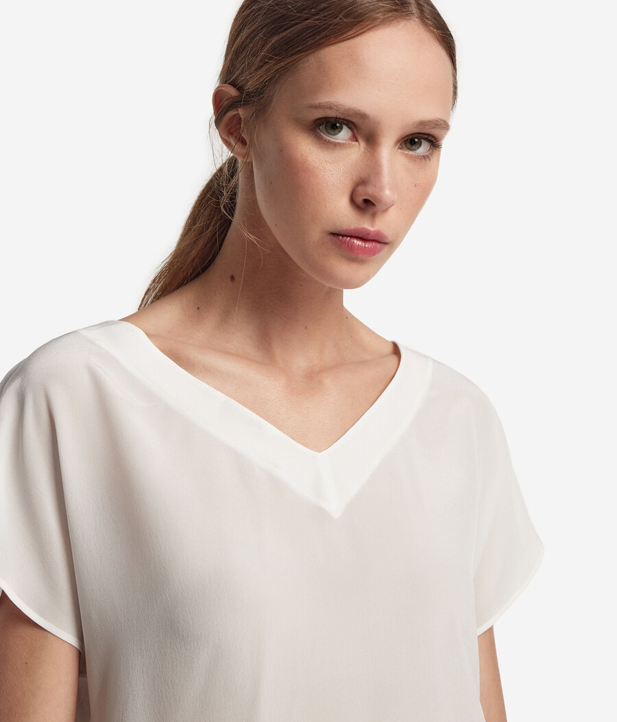 camiseta tipo kimono de seda con cuello en v